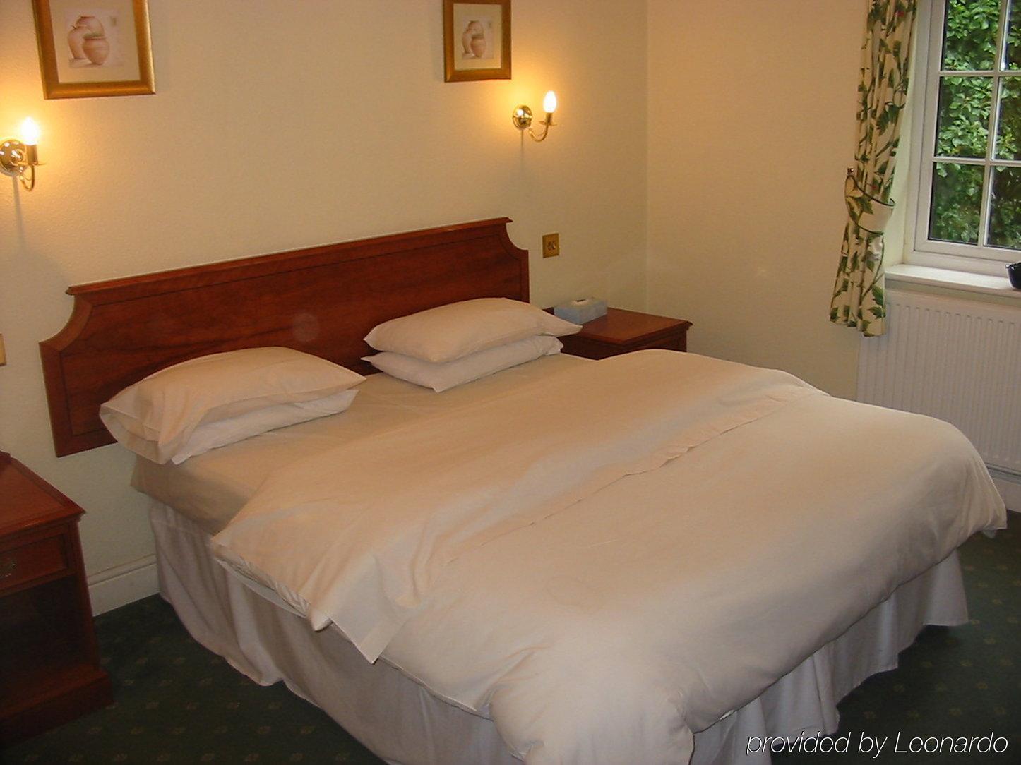 Harefield Manor Hotel Romford Room photo